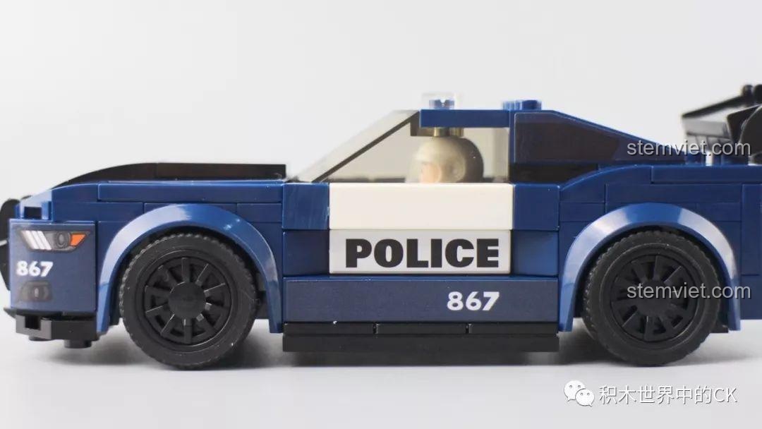 Không gian buồng lái của bộ lắp ghép Xe Cảnh Sát Ford Mustang 607029 giá rẻ, có thể đặt minifigure vào trong.