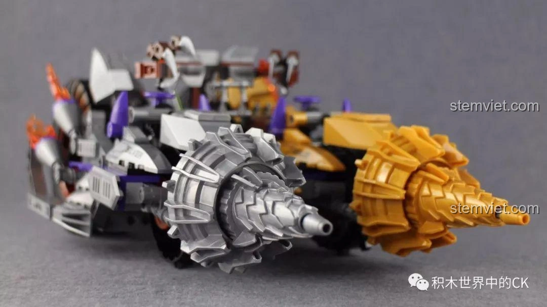 Chi tiết buồng lái của xe chiến đấu Ngân Giác Đại Vương trong bộ lắp ráp QMAN 3805 Tây Du Giáng Ma Ngộ Không Truyền, với vô lăng.