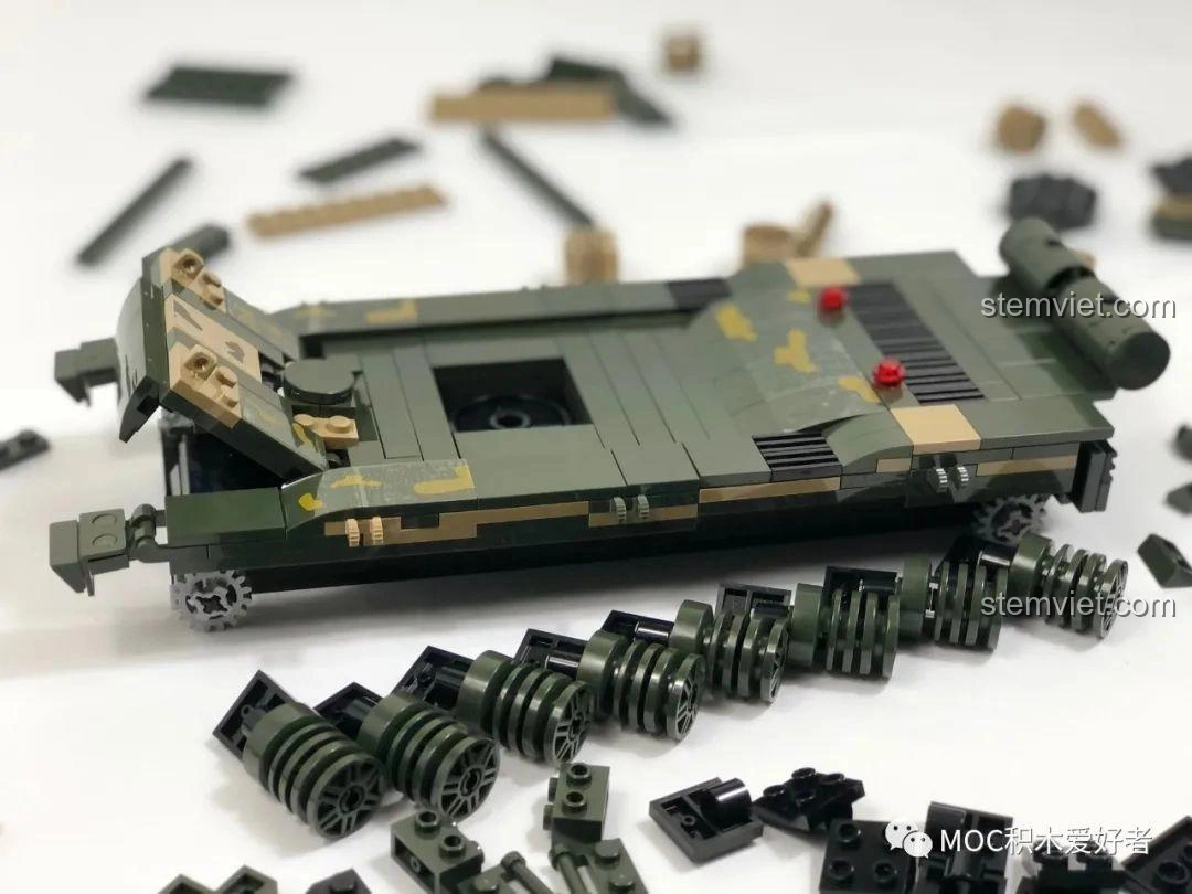 Buồng lái của xe tăng COGO 13384 Xe Tăng Chủ Lực 99A có thể mở ra, tiện lợi cho việc đặt minifigure.