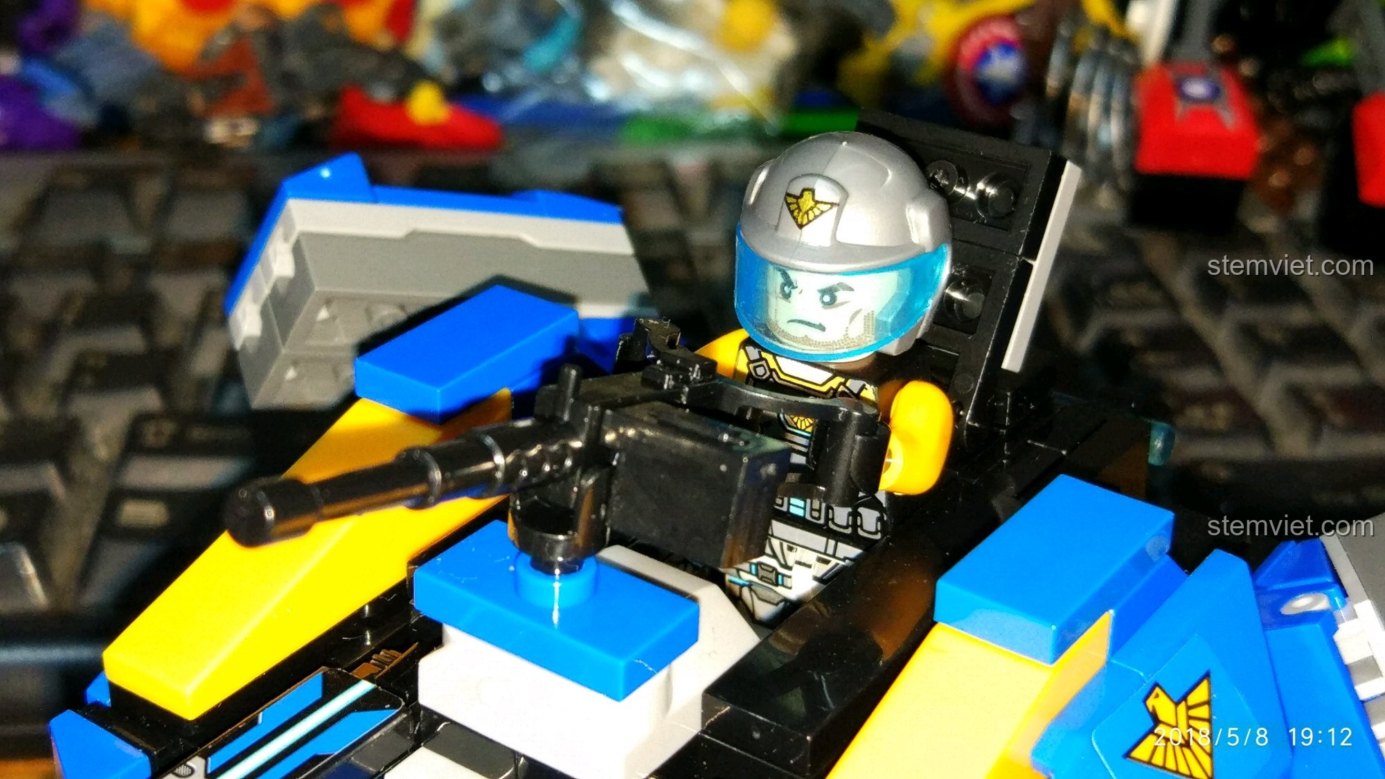 Minifigure lính Đồng Minh đang ngồi trong buồng lái của Xe Tăng Khải Huyền QMAN 2713.