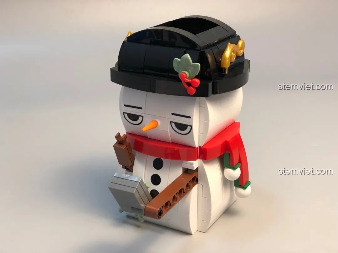 Bút Đựng Bút Người Tuyết JAKI đã hoàn thành, thiết kế ngộ nghĩnh, có mũ và khăn quàng, rất đáng yêu.