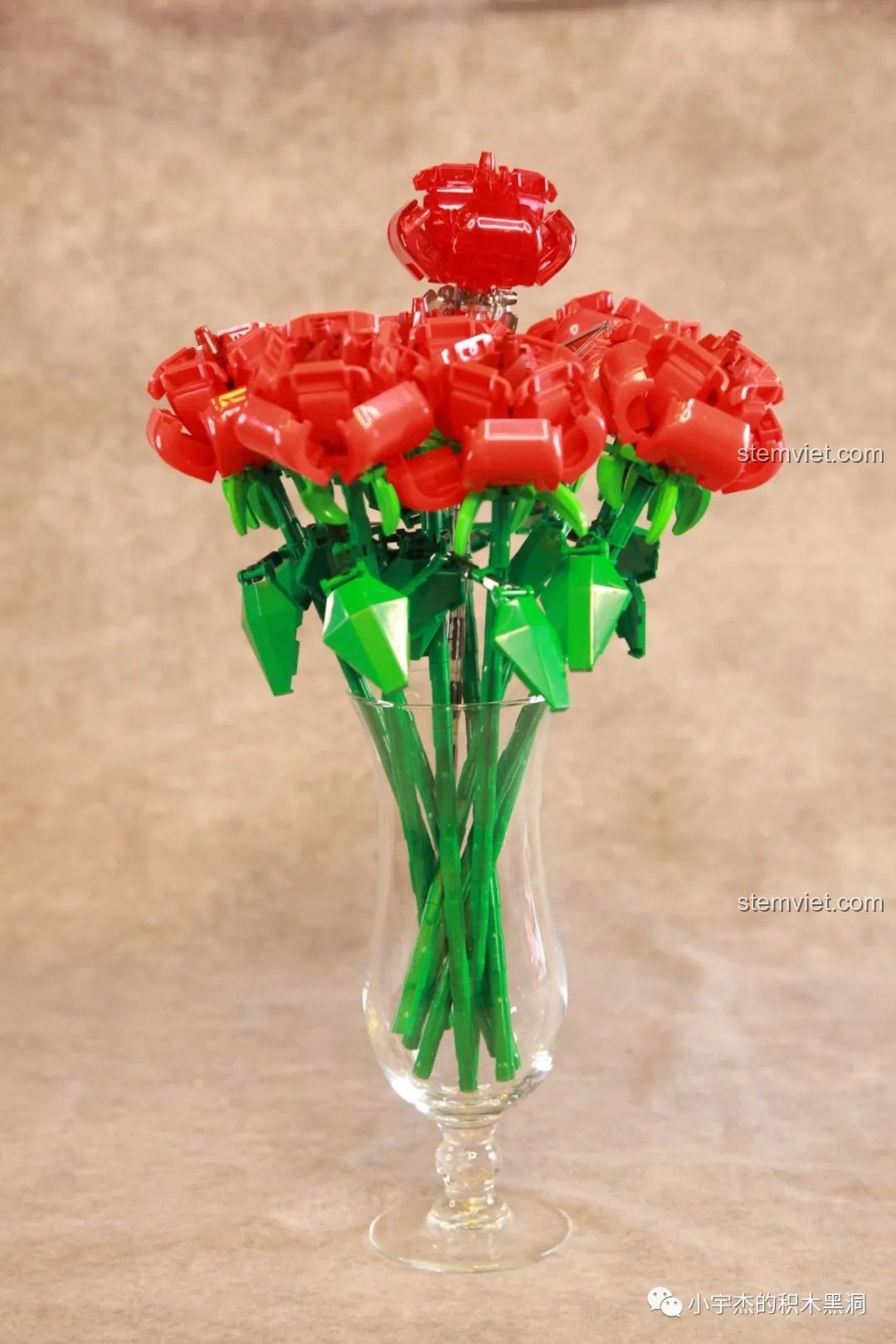 Cả bó hoa hồng lắp ráp SEMBO 601268 được cắm đầy trong một chiếc ly thủy tinh lớn, tạo cảm giác sung túc.