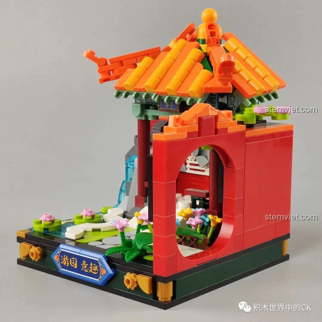 Chi tiết cá chép và hoa sen trong hồ nước của bộ Keeppley K10145, thiết kế đẹp mắt, sống động.