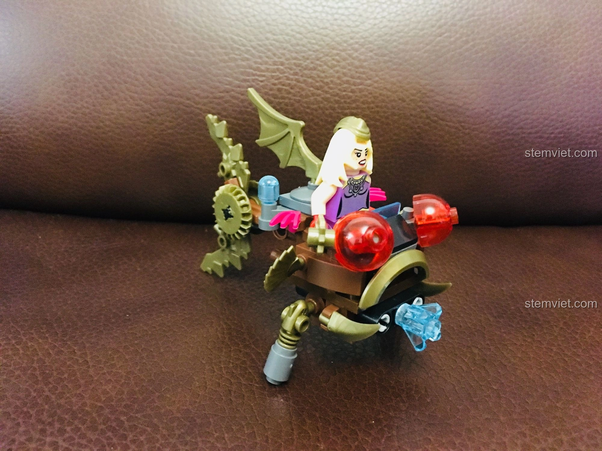 Mô hình cá máy Steampunk độc đáo của Kaizhi, với thiết kế lạ mắt và màu sắc tươi sáng, thu hút sự chú ý.