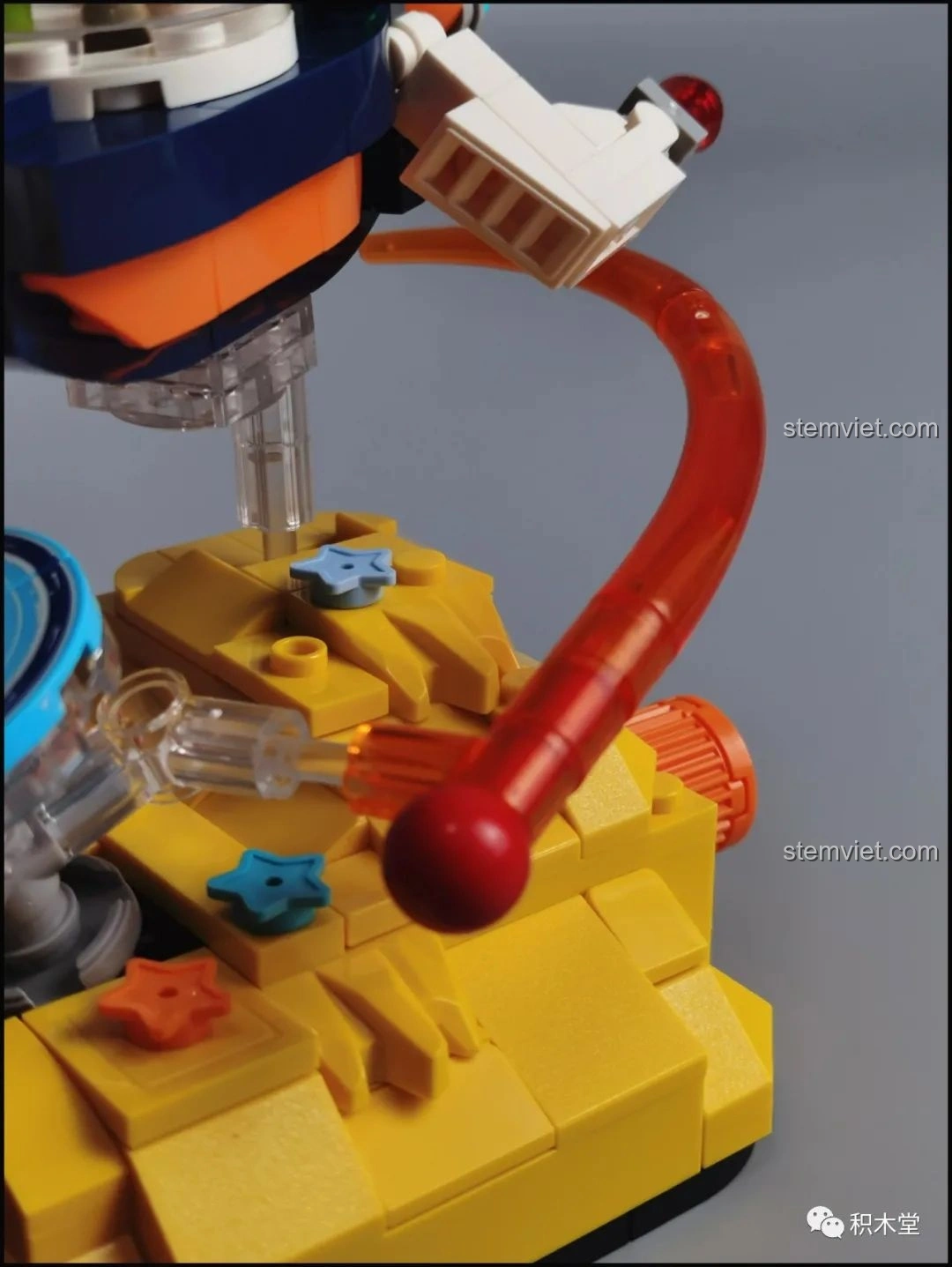 Cận cảnh chú cá đỏ và bọ cạp đen trong hồ nước của bộ lắp ráp Pantasy Joyside 61002 cảnh quan sa mạc.