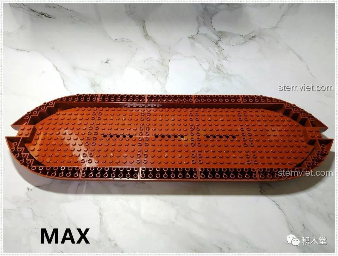 Chú cá voi trắng bên cạnh Tàu Cướp Biển Skull Adventure QL1801.