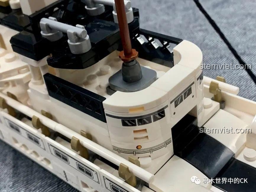 Chi tiết cabin chỉ huy của bộ lắp ráp Mô hình tàu chiến Thế II 21025 giá bình dân, thiết kế cong mềm mại và đẹp mắt.