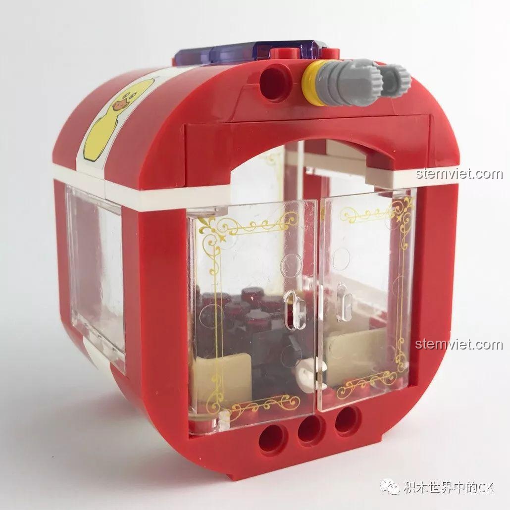 Một cabin màu đỏ của Vòng Quay Mặt Trời Winner 7036 với các chi tiết cửa trong suốt được in hoa văn.