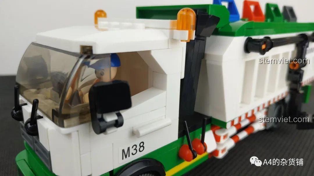 Cabin của xe tải Sluban B0780 có thể mở ra để đặt nhân vật minifigure vào bên trong.