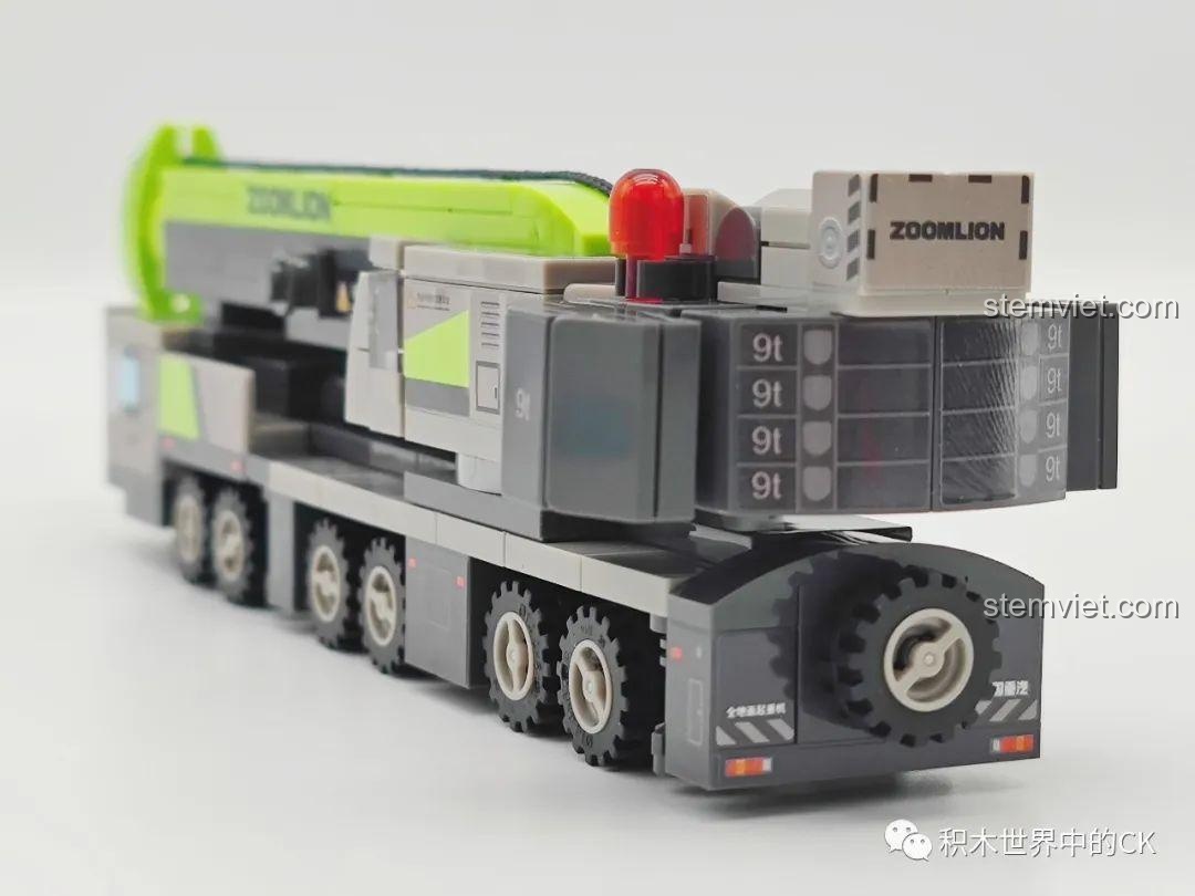 Cận cảnh cabin mô hình xe cẩu SEMBO 705101 Zoomlion, cửa sổ trong suốt và chi tiết nội thất, tăng tính chân thực.