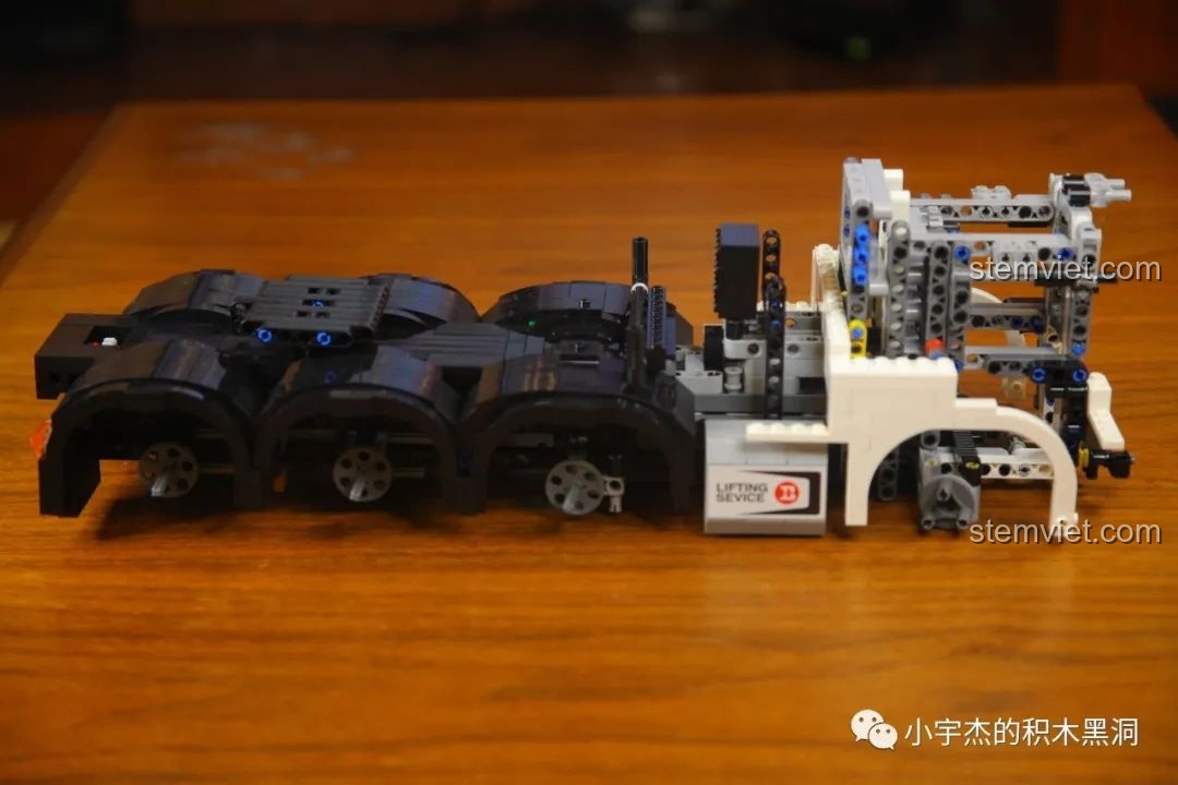 Phần cabin của bộ đồ chơi xây dựng Xe Đầu Kéo Điều Khiển Từ Xa YC-QC007 đang được lắp ráp, cho thấy kích thước lớn của mô hình.