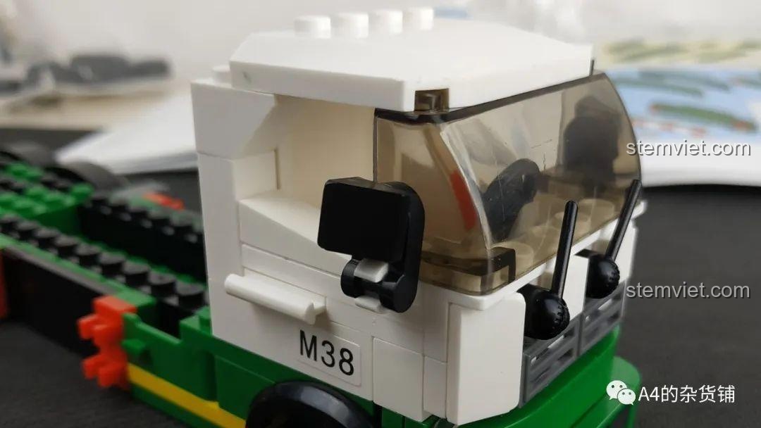 Cabin xe tải chở rác Sluban B0780 đã được lắp ráp hoàn chỉnh với kính chắn gió và gương.