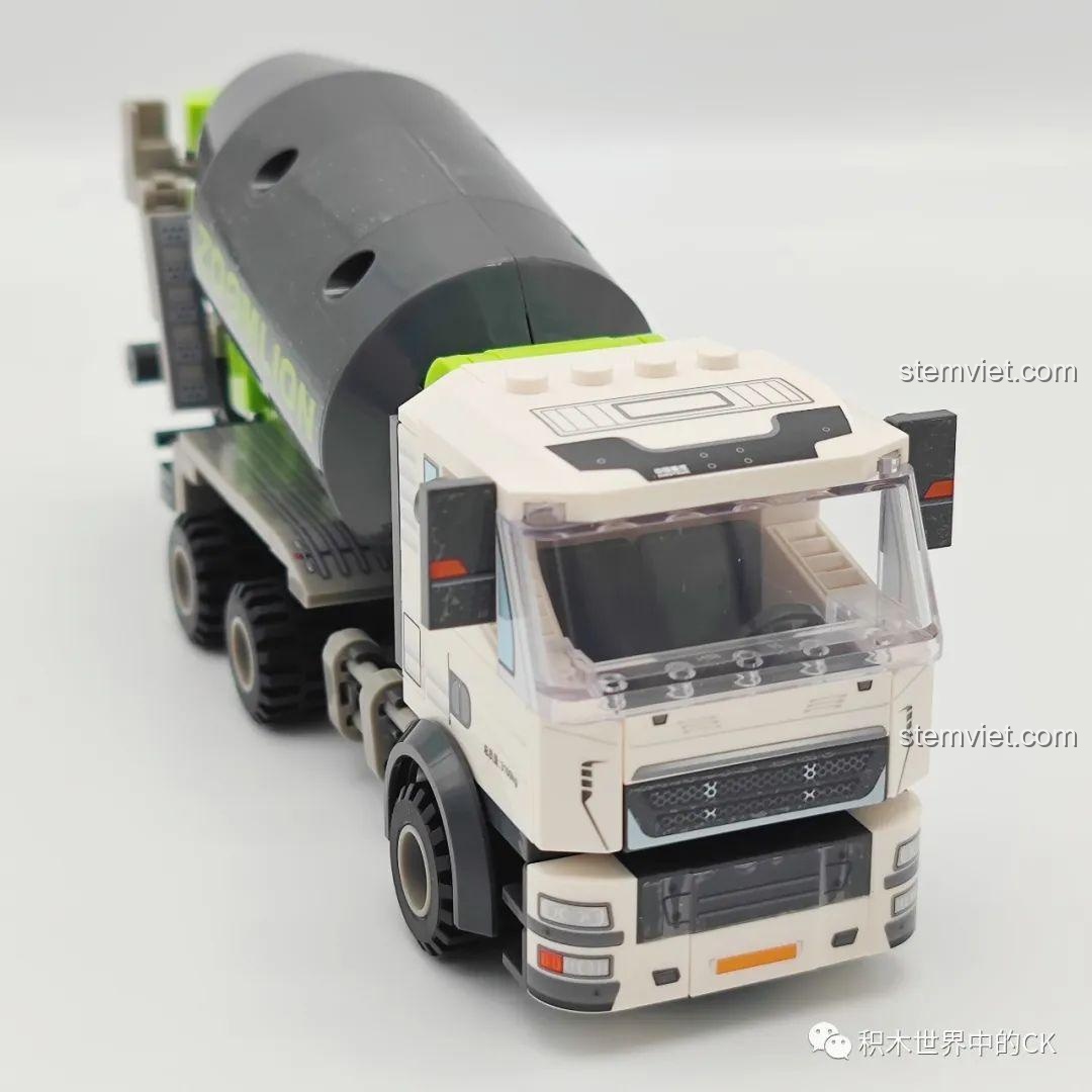 Chi tiết cabin mô hình xe trộn bê tông SEMBO 705100 Zoomlion, với bảng điều khiển và vô lăng, tạo cảm giác như xe thật.