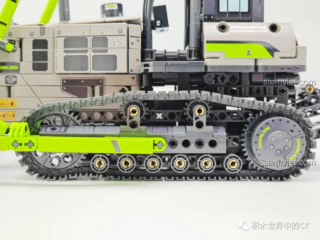 Chi tiết cabin của bộ đồ chơi Xe ủi bánh xích công trường SEMBO giá tốt, với cửa có thể mở và nội thất bên trong.