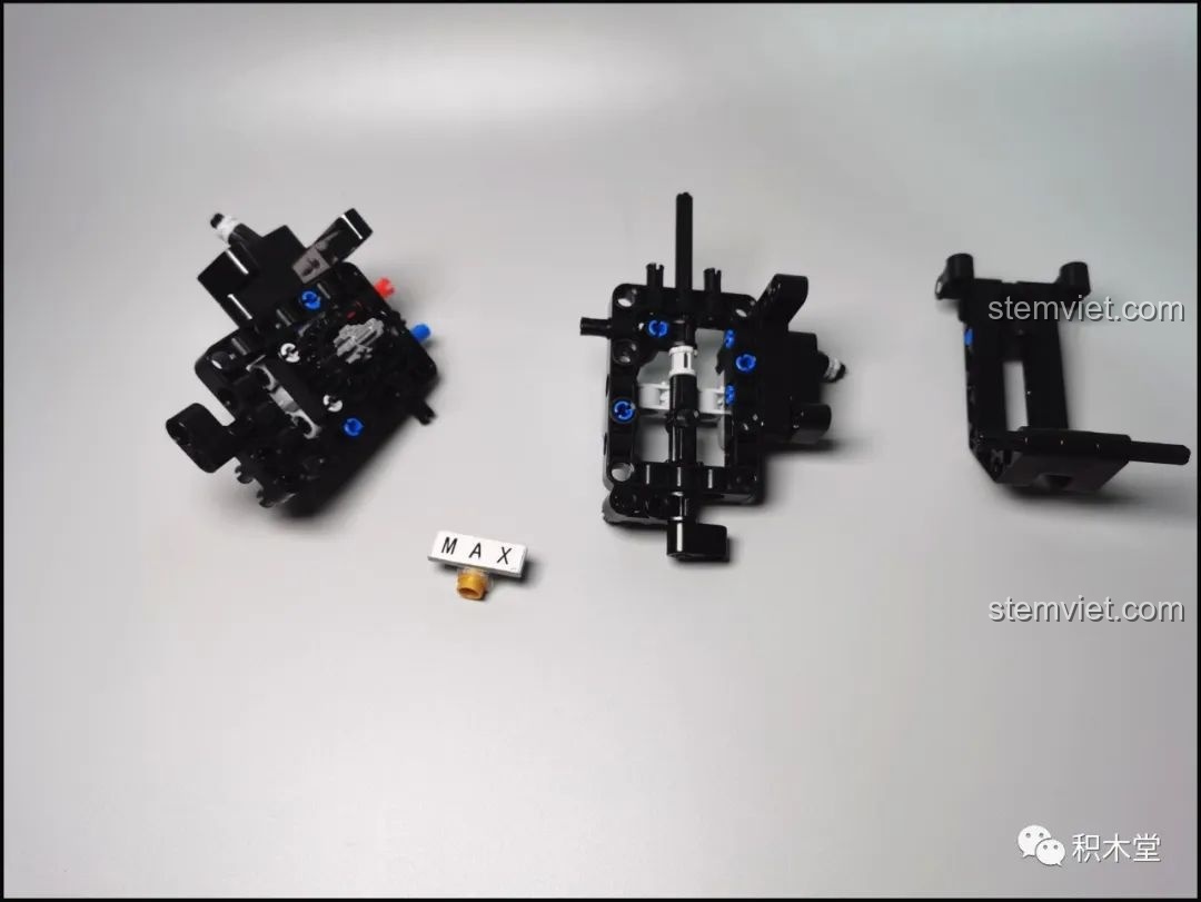 Các cụm chi tiết cho phần đuôi xe của bộ lắp ráp Lamborghini Centenario 'Bò Thế Kỷ'.