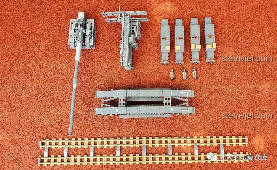 Các bộ phận chính của mô hình Pháo Xe Lửa Dora 800mm Đức KAZI KY10005 được tháo rời, bao gồm nòng pháo, bệ pháo và đường ray.
