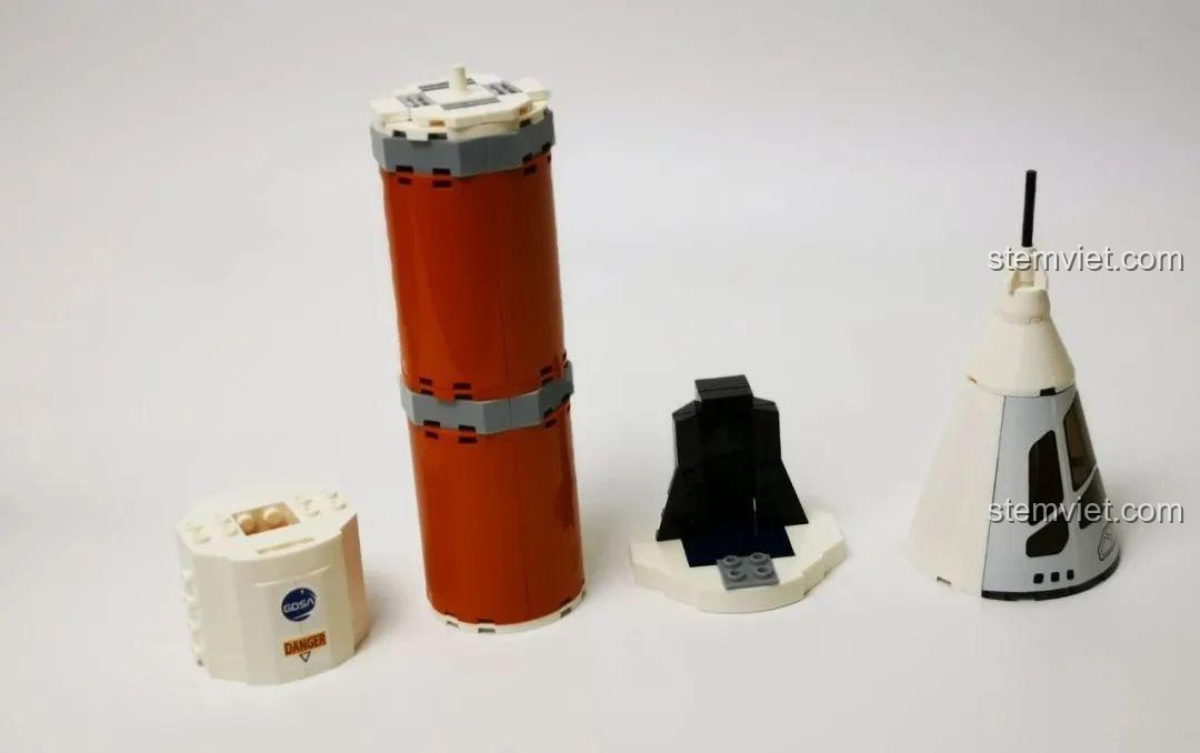 Các bộ phận chính của tên lửa trong bộ GUDI 10804 trước khi được lắp ráp thành một khối hoàn chỉnh.