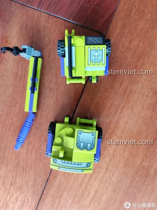 Các bộ phận của xe cẩu sau khi được tháo rời, chuẩn bị cho quá trình hợp thể thành Robot Biến Hình Đại Lực Thần SEMBO 103081, cho thấy tính linh hoạt của mô hình.