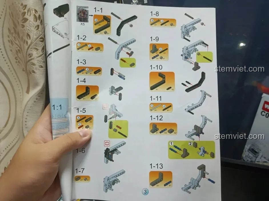 Một trang hướng dẫn lắp ráp bộ khối lắp ghép Mô tô Quốc Bân-650 0915, minh họa các bước lắp ghép chi tiết.