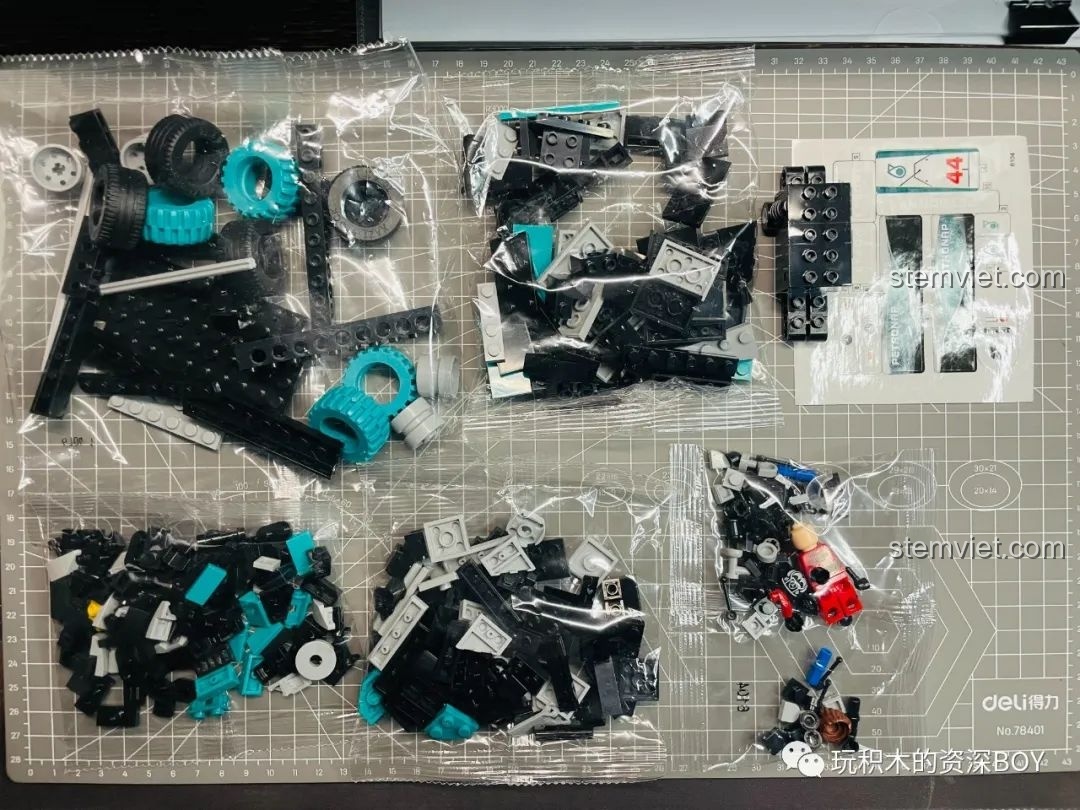 Toàn bộ chi tiết bên trong hộp KAZI KY6104, bao gồm 5 túi mảnh ghép, bánh xe, sticker và sách hướng dẫn.