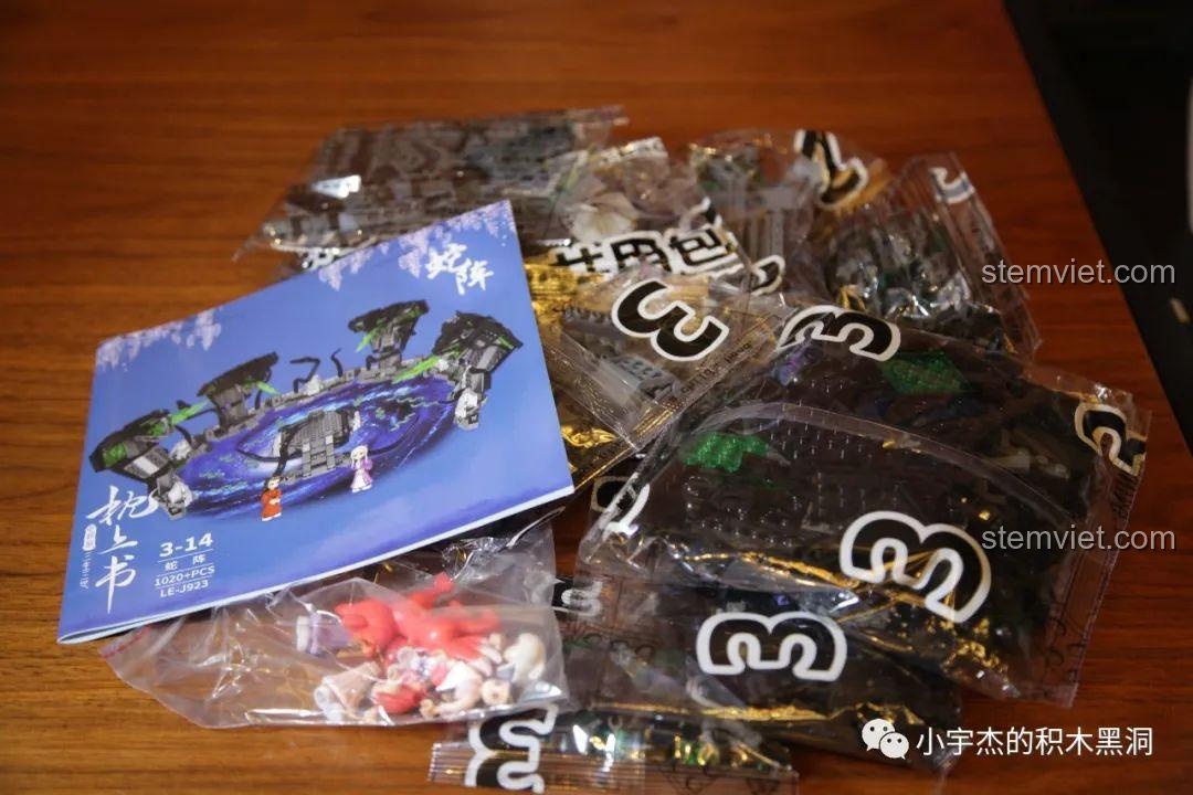 Toàn bộ các chi tiết bên trong bộ Xà Trận trong Tam Sinh Thế Chẩm Thượng Thư LEJ923, gồm các túi gạch và sách hướng dẫn.