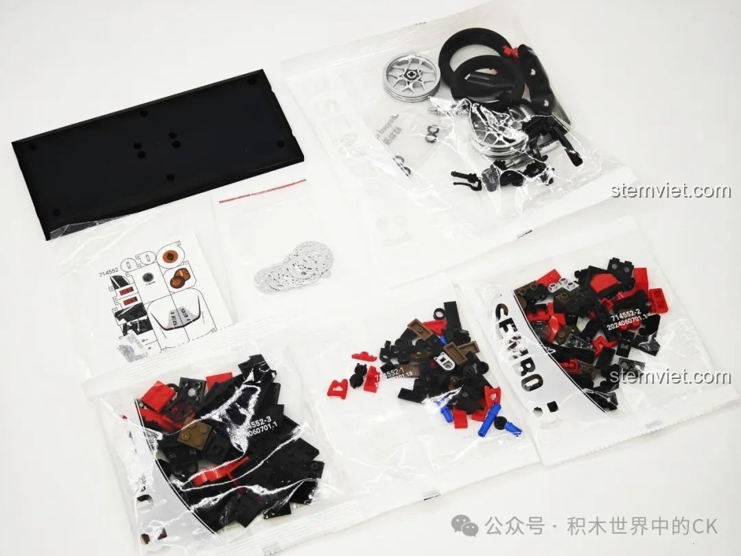 Các túi chi tiết, đế trưng bày, và sticker của bộ lắp ráp SEMBO 714552 được bày ra, sẵn sàng cho việc lắp ráp.