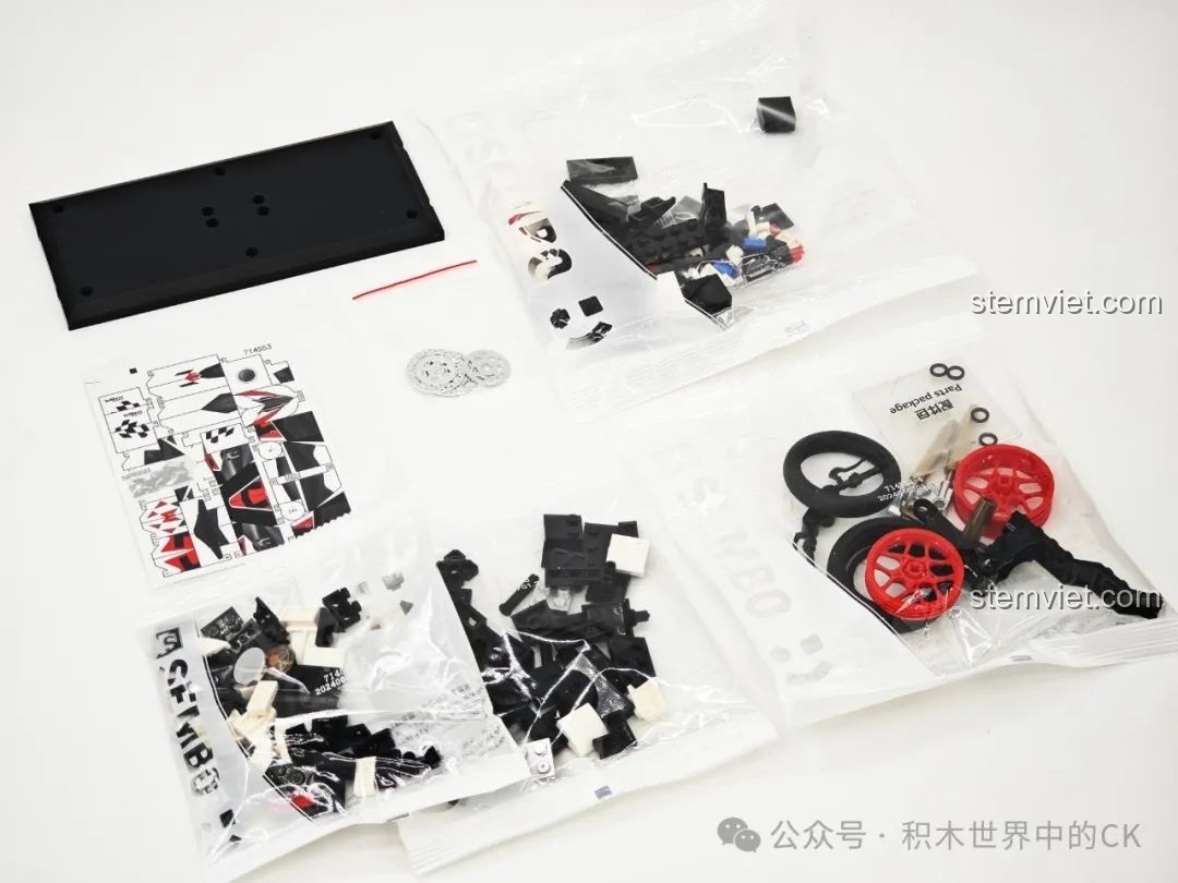 Các túi chi tiết, đế trưng bày, và sticker của bộ lắp ráp SEMBO 714553 được bày ra, chuẩn bị cho quá trình lắp.