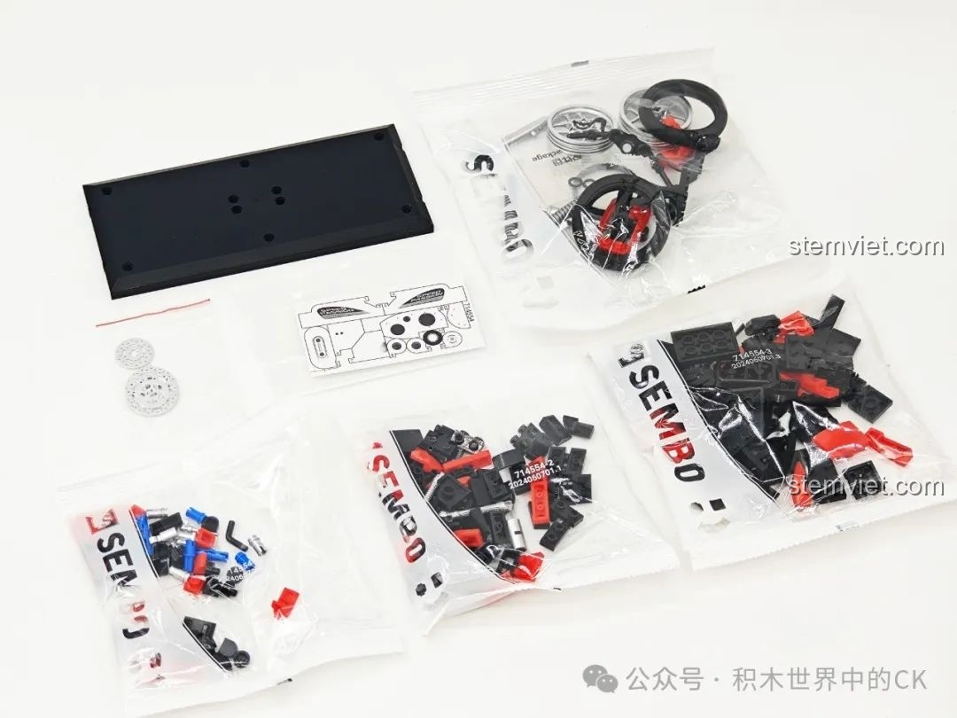 Các túi chi tiết, đế trưng bày, và sticker của bộ lắp ráp SEMBO 714554 được bày ra, sẵn sàng lắp ráp.