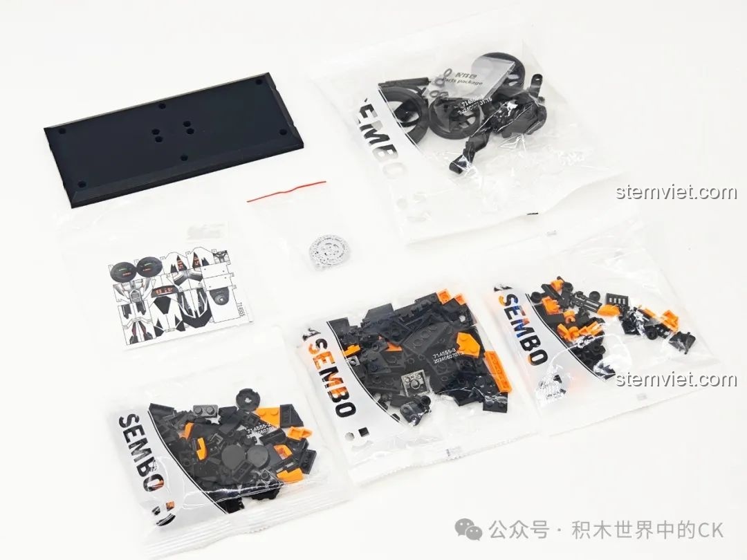 Các túi chi tiết, đế trưng bày, và sticker của bộ lắp ráp SEMBO 714555 được bày ra, chuẩn bị cho việc lắp ráp.