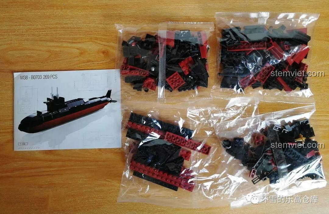 Các túi chi tiết và sách hướng dẫn của bộ lắp ráp Sluban M38-B0703 Tàu ngầm Trường Chinh 18, sẵn sàng cho quá trình lắp ráp.