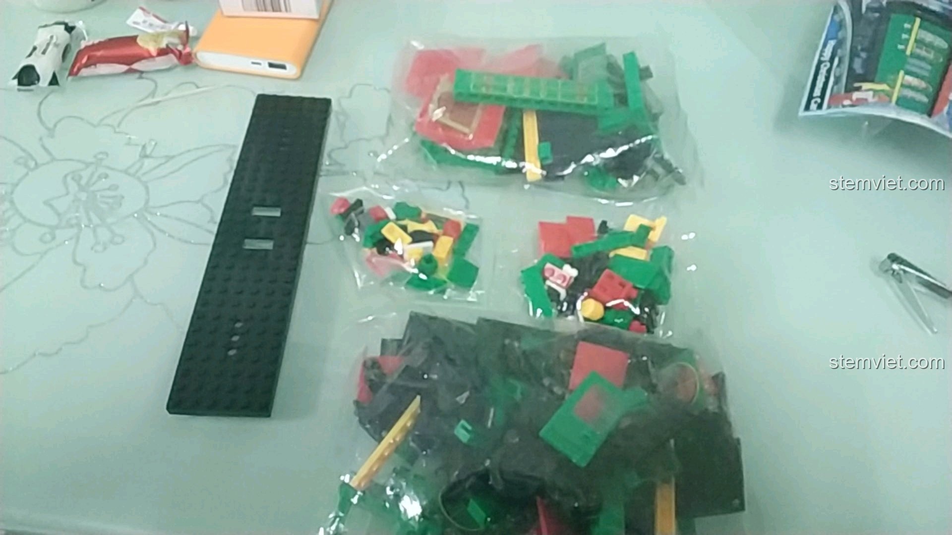 Toàn bộ các chi tiết của bộ Enlighten 626 được lấy ra khỏi túi, gồm 4 túi và 1 đế tàu.