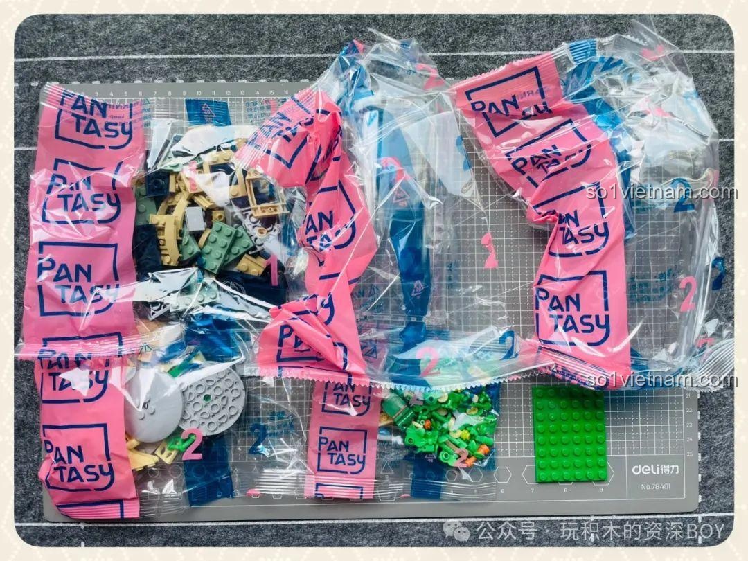 Các túi mảnh ghép của bộ xếp hình Pantasy 86304 Tiểu Hoàng Tử: Khởi Đầu Hành Trình được phân loại rõ ràng, sẵn sàng cho quá trình lắp ráp.