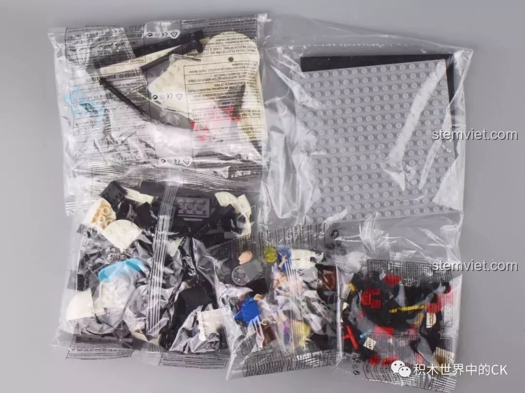 Các túi chứa 275 chi tiết của bộ lắp ráp Tiệm bán giày 5071 siêu tiết kiệm, chưa được phân loại.