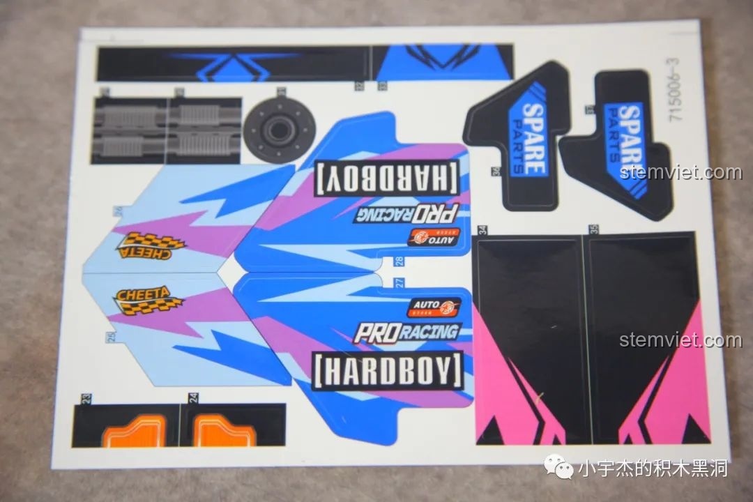 Các chi tiết sticker nhỏ của bộ lắp ráp Xe đua địa hình cho trẻ 6 tuổi SEMBO 715006.