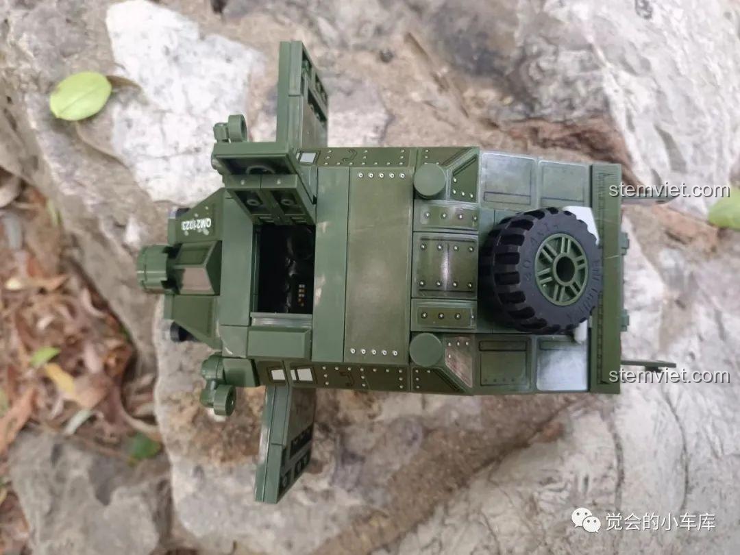 Mô hình xe Morris C8 QMAN 21023 với tất cả các cửa đều được mở ra, nhìn từ trên xuống.