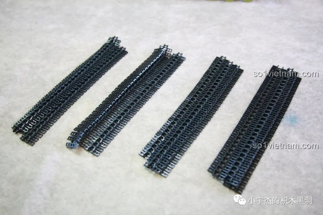 Bốn dải xích dài của xe tăng T28 sau khi được lắp ráp từ hàng trăm mắt xích nhỏ.
