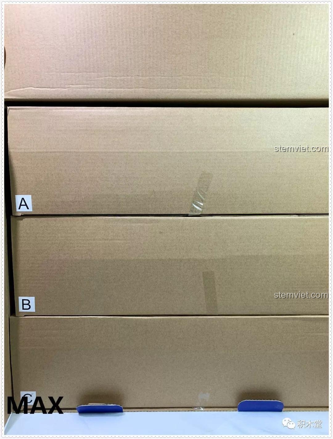 Ba hộp carton lớn được đánh dấu A, B bên trong hộp chính của bộ lắp ráp Tòa lâu đài nguy nga cho bé trên 8 tuổi.