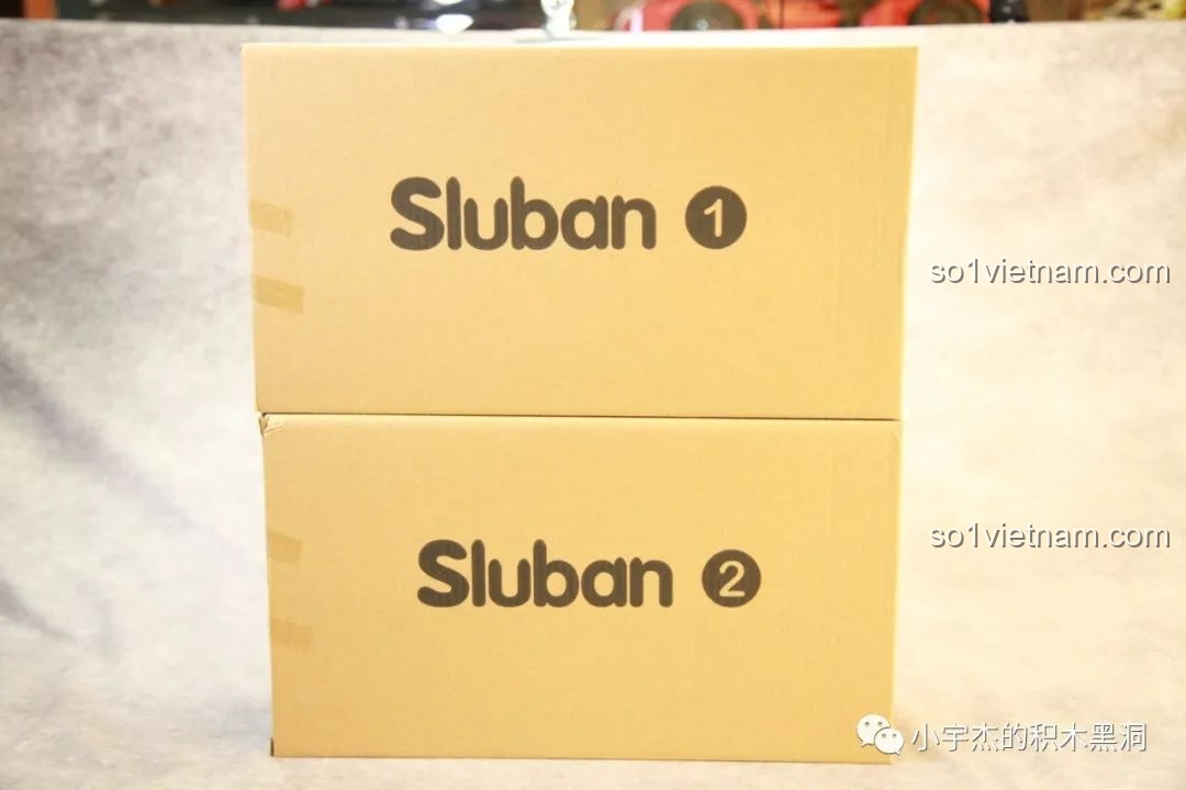 Hai hộp carton nhỏ được đánh số 1 và 2 chứa các túi chi tiết của bộ lắp ráp xe tăng Sluban M38-B1022.