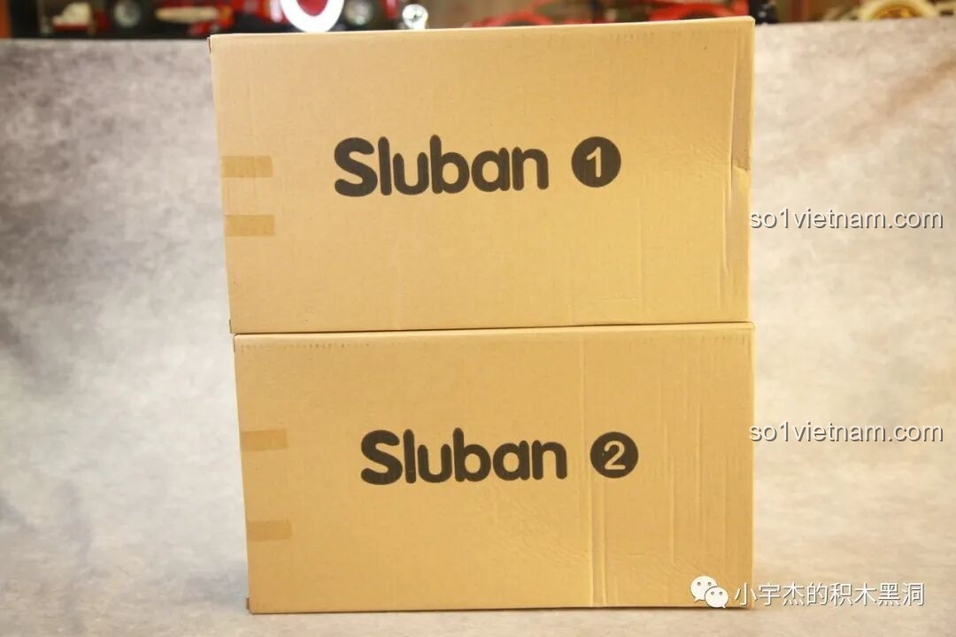 Hai hộp carton chứa các túi mảnh ghép được đánh số bên trong bộ đồ chơi Sluban M38-B0850.