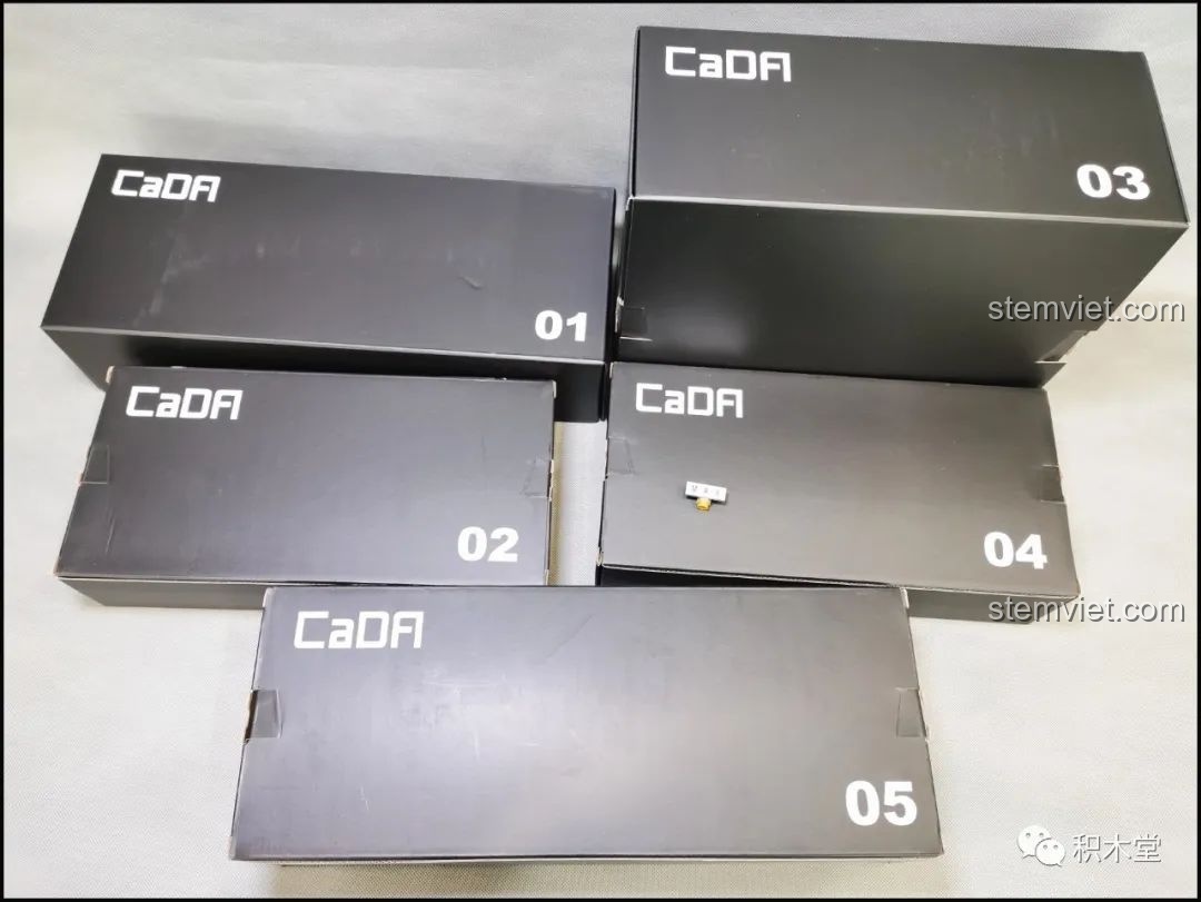 Các hộp chi tiết được đánh số từ 1 đến 5 bên trong bộ xếp hình Siêu bò Lamborghini Centenario.