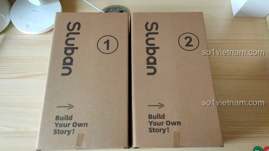 Hai hộp carton nhỏ được đánh số 1 và 2 chứa các túi mảnh ghép của bộ Sluban M38-B1022 Xe tăng Merkava MK4.