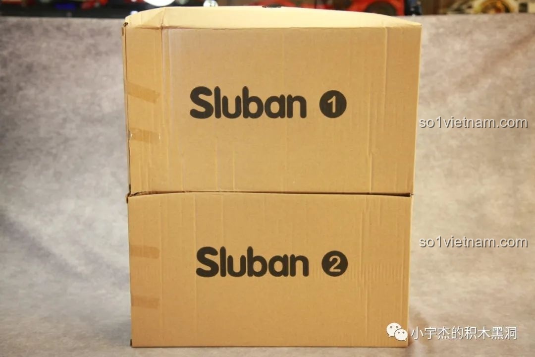 Các hộp nhỏ bên trong được đánh số 1 và 2, tuy nhiên không phải là phân loại theo bước lắp ráp.