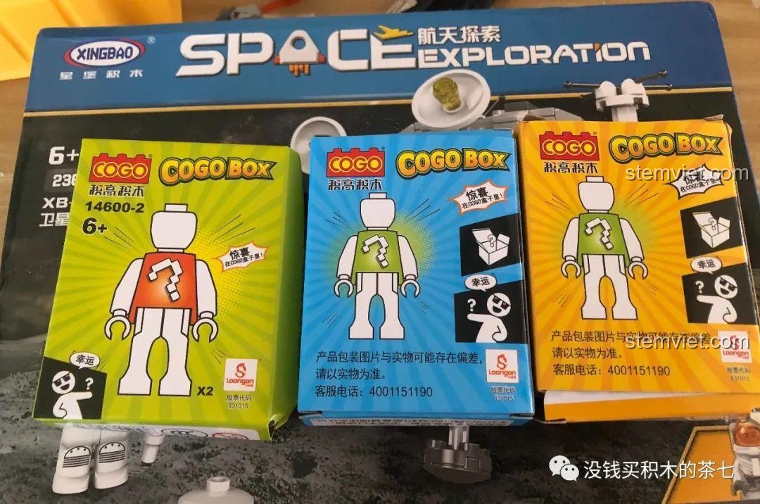 Bốn hộp đồ chơi lắp ráp nhận được từ 