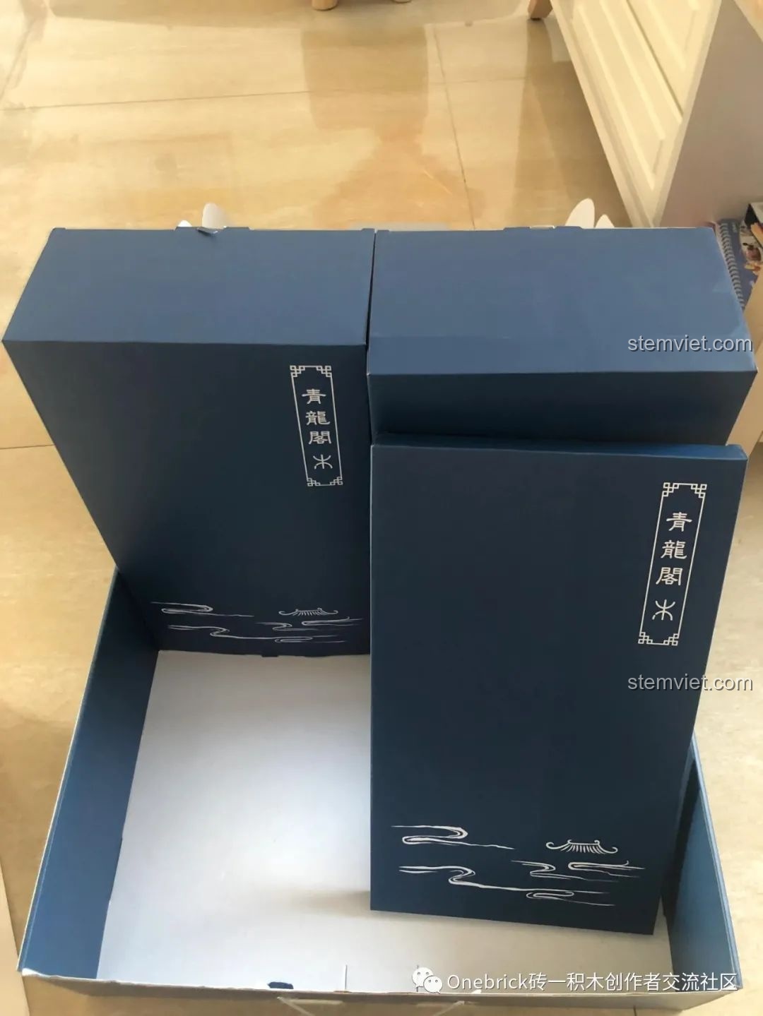 Các hộp phân loại mảnh ghép của bộ lắp ráp Sluban M38B0936 Thanh Long Các, giúp quá trình lắp ráp thuận tiện.