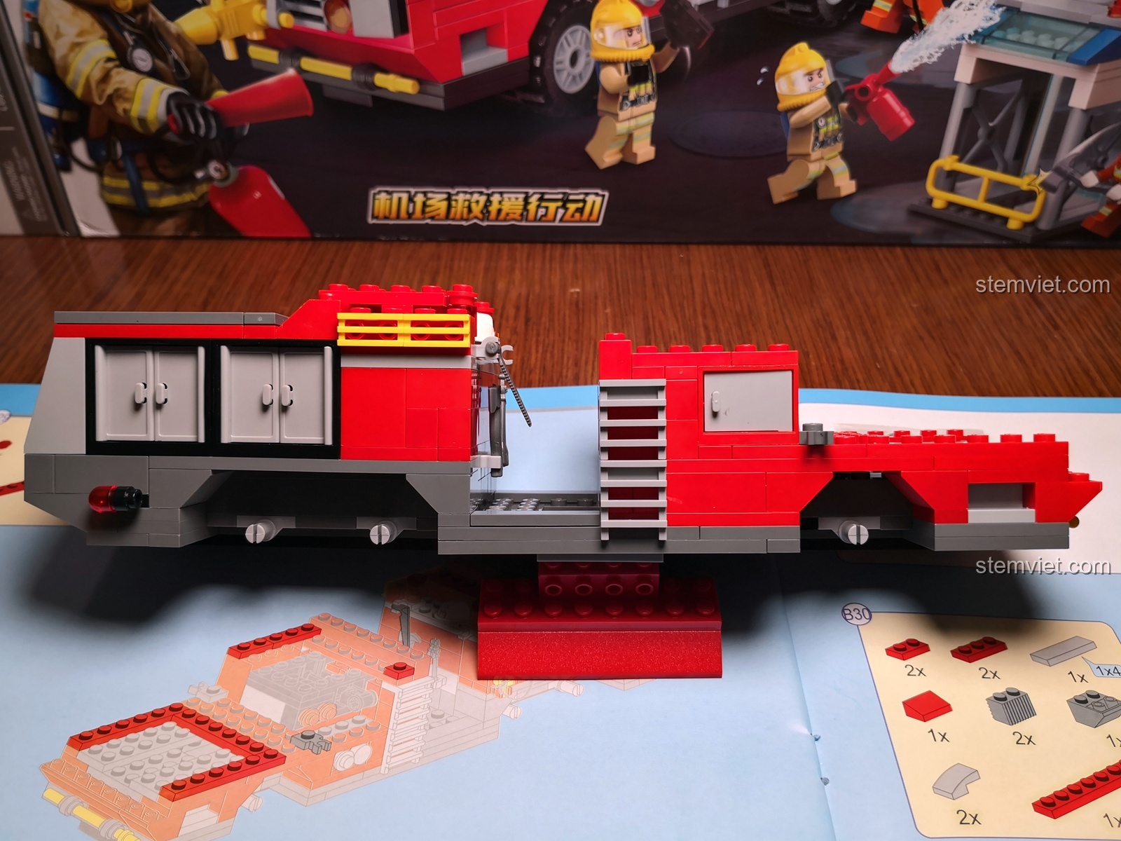 Đánh giá QMAN 2809 Bộ đồ chơi cứu hỏa thành phố: các khoang chứa đồ bên hông xe.