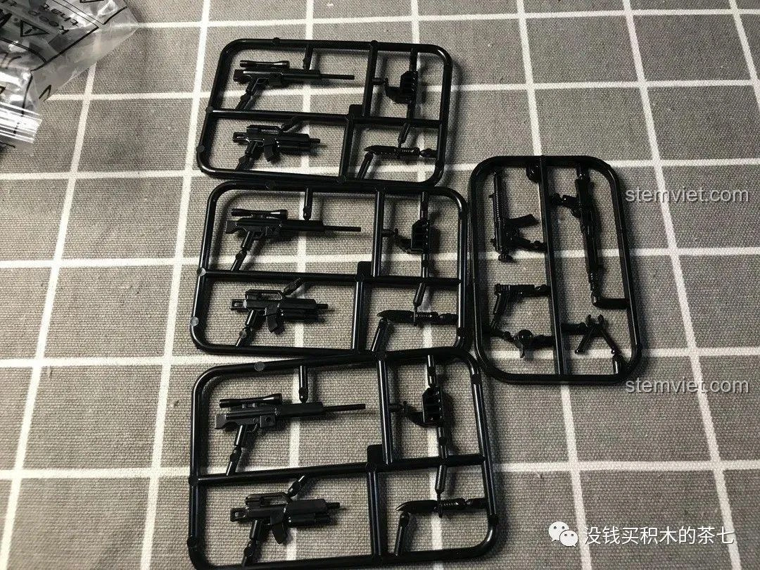 Các khung vũ khí mô hình đi kèm bộ lắp ráp Jiazhi 0104 Xe Tăng Leopard 2A7+, đa dạng và chi tiết.