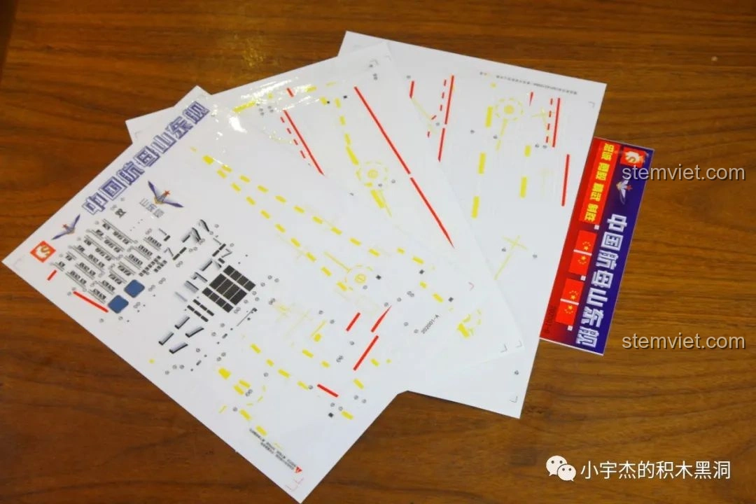 Ba tờ decal lớn và một tờ nhỏ đi kèm bộ lắp ráp Mô Hình Tàu Sân Bay Sơn Đông SEMBO 202001.