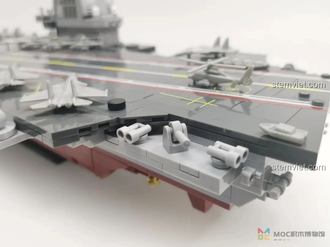 Các loại radar và ăng-ten khác nhau trên đảo chỉ huy của mô hình tàu sân bay Sluban M38-B1188, chi tiết chức năng.