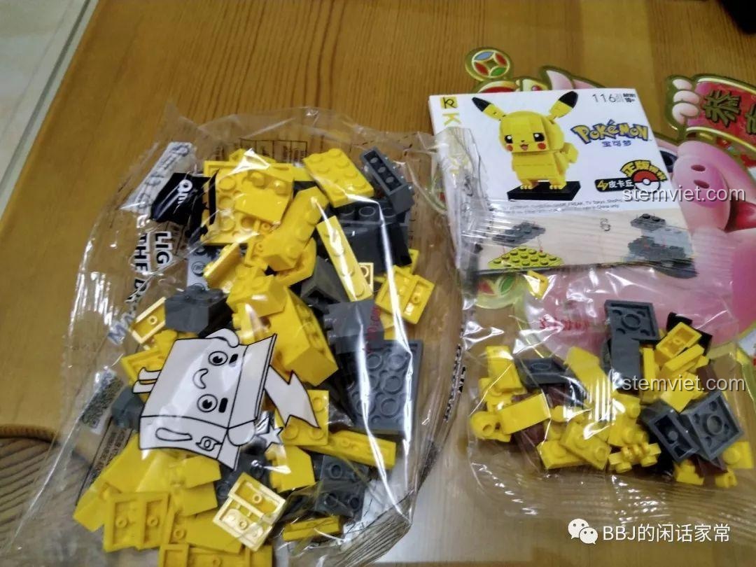 Các túi mảnh ghép bằng nhựa ABS màu vàng, đen và sách hướng dẫn lắp ráp của bộ Keeppley 0101 Pikachu dễ thương.