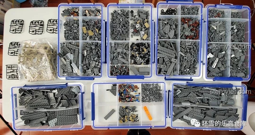 Toàn bộ các mảnh ghép của bộ xếp hình Đại Bác Dora KAZI KY10005 được sắp xếp gọn gàng trong các hộp.